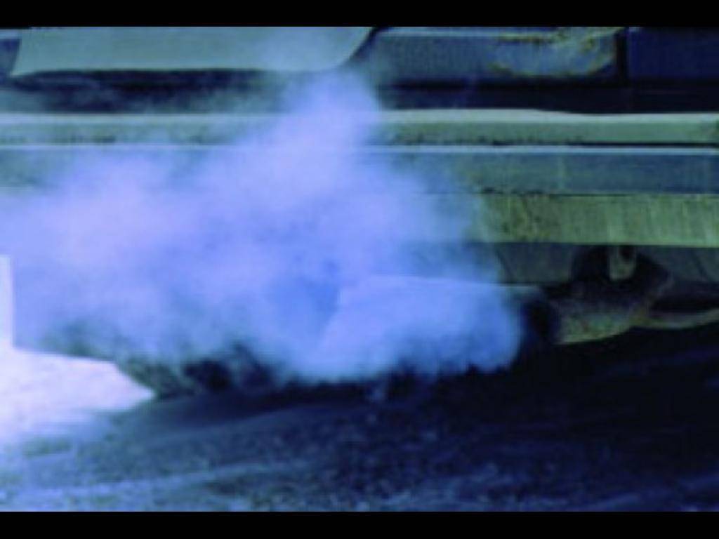 Почему дымит двигатель белым дымом, черным, синим: что делать