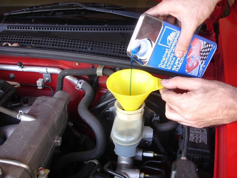 Как заменить тормозную жидкость в авто