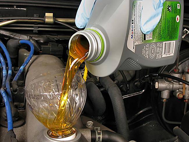 Можно ли заливать дизельное масло в бензиновый мотор?