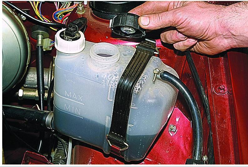 Расширительный бачок системы охлаждения двигателя — устройство и принцип работы