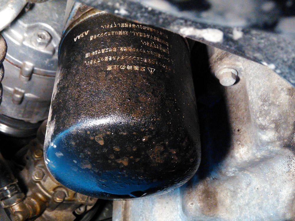 Течет моторное масло из-под фильтра — что делать и почему это происходит?
