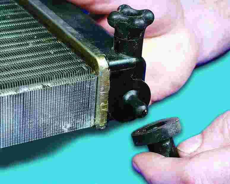 Снимаем радиатор охлаждения на ВАЗ-2110 для замены своими руками (+артикулы)