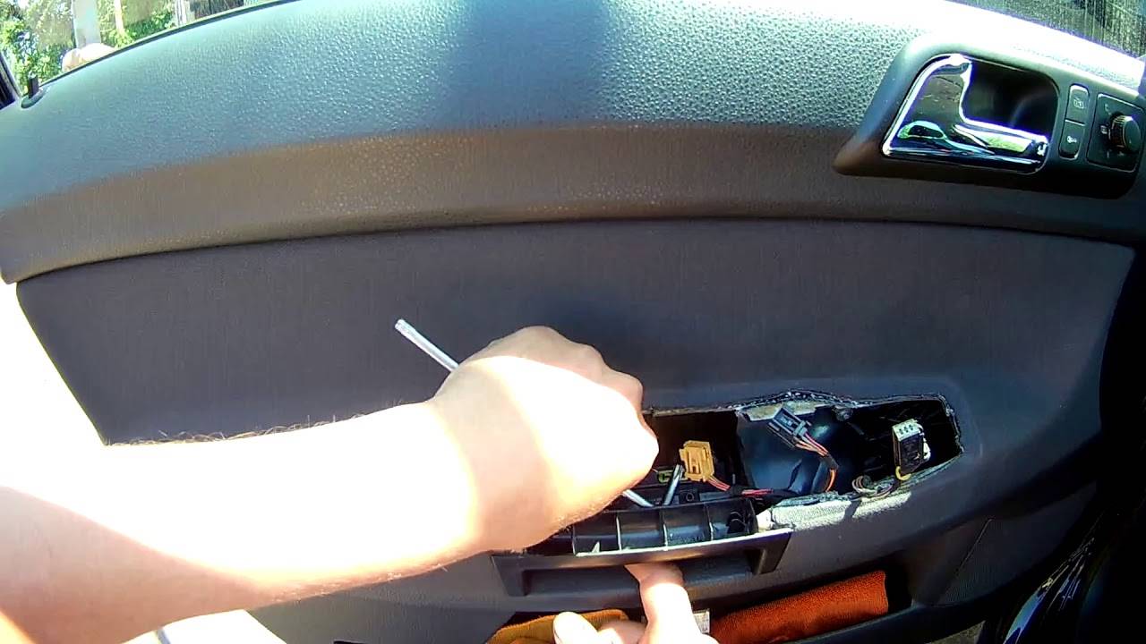 Как снять обшивку двери vw polo sedan