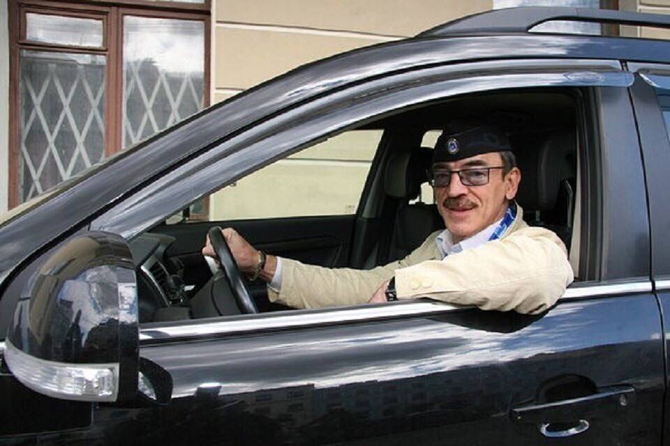 Машины звезды «полицейского с рублевки»: на чем ездит актер александр петров - авто гуру