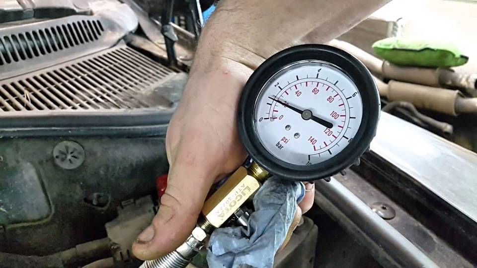 Чем измеряют давление масла в двигателе