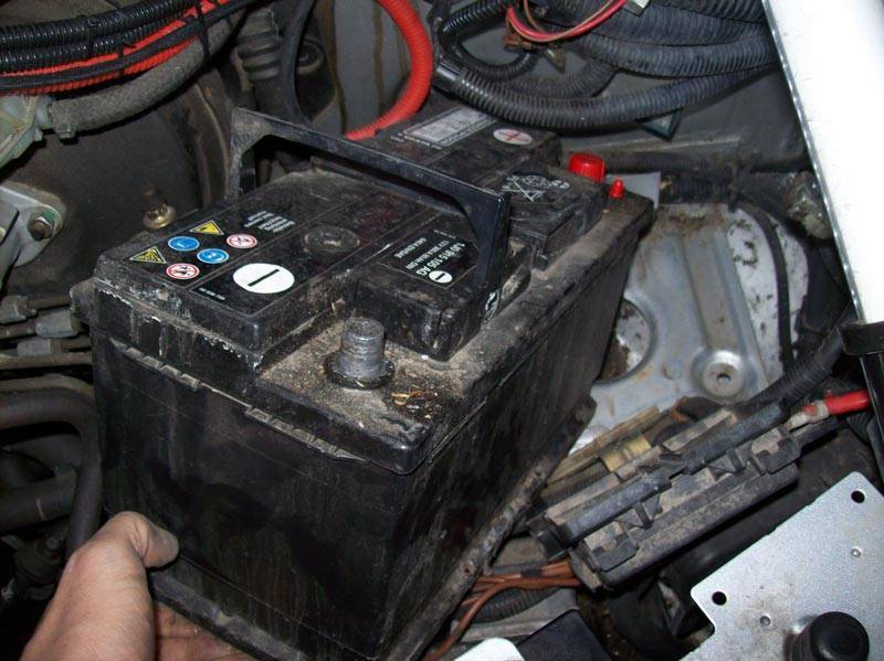 Лампочка заряда аккумулятора отказывается гореть: почему и как это исправить