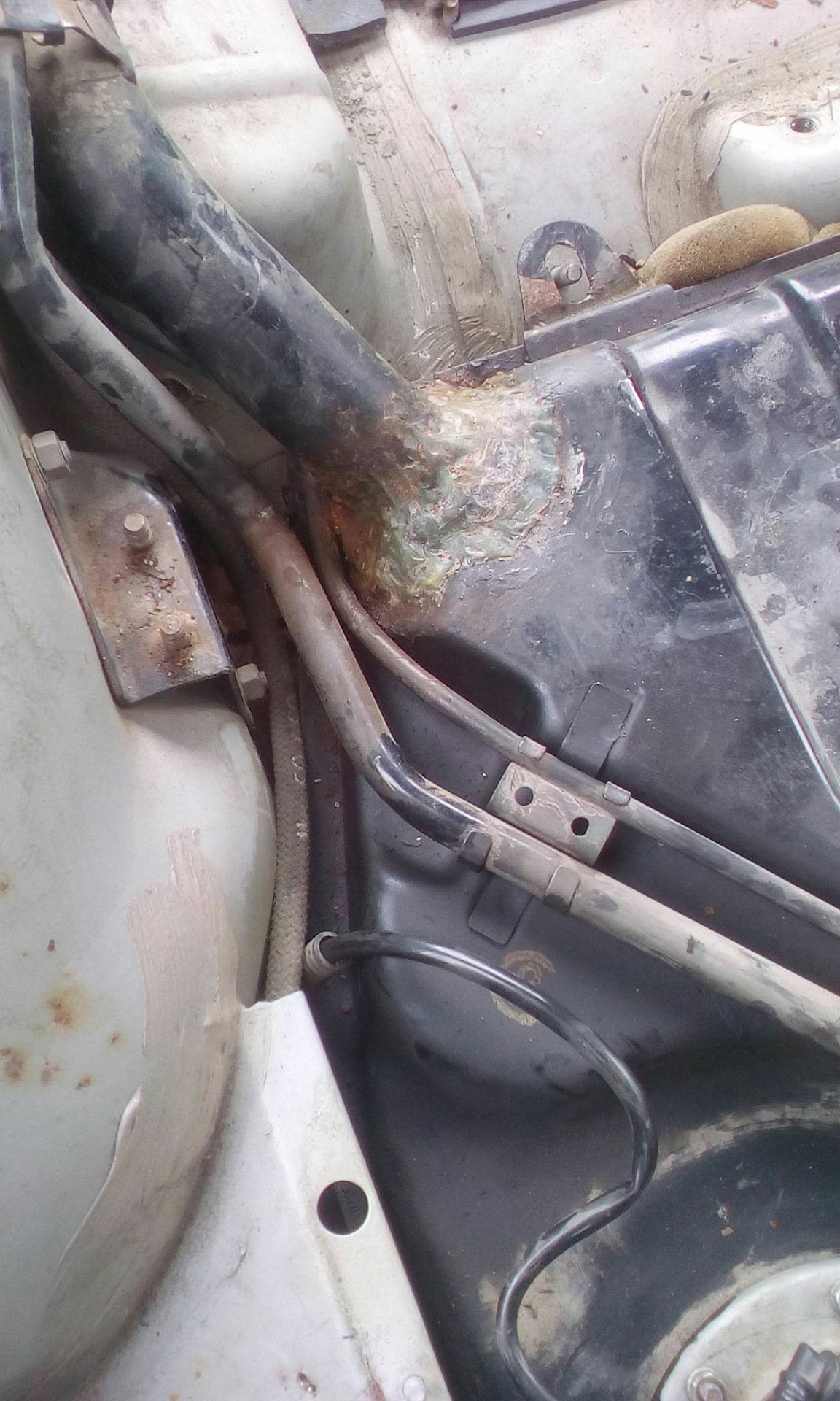 Почему в салоне нива шевроле пахнет бензином: ремонт - автомобильный мастер