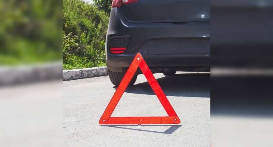 Обязательно ли возить с собой знак аварийной остановки?