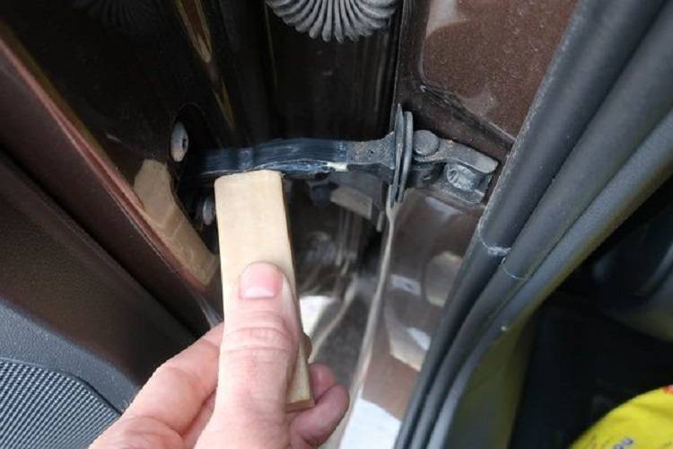 Как и чем смазать петли автомобиля от скрипа, почему скрипят двери