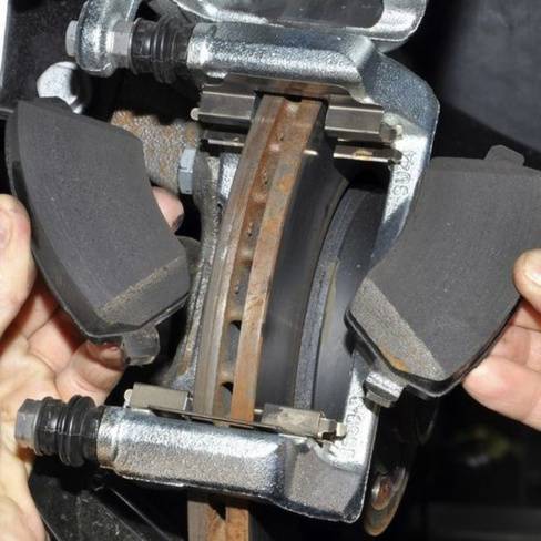 Замена передних и задних тормозных колодок и дисков в пскове. как заменить передние тормозные колодки своими руками