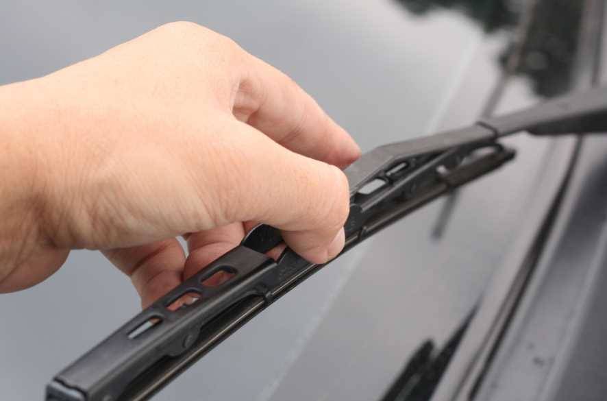Как восстановить щетки стеклоочистителя на машине?