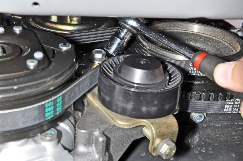 Шевроле нива — проверка состояния и замена ремня привода вспомогательных агрегатов — журнал за рулем