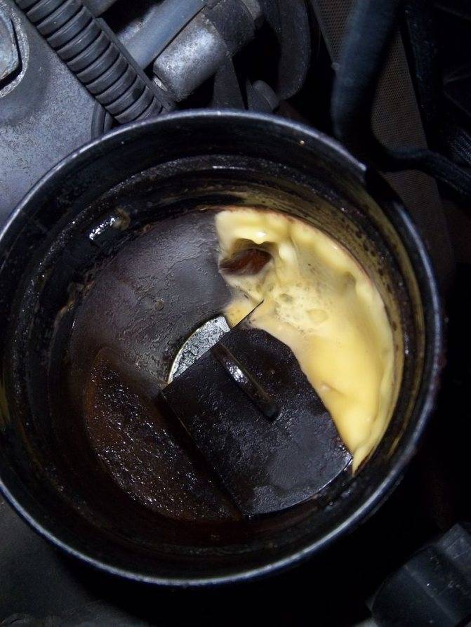 Масло в двигателе почернело: почему так происходит