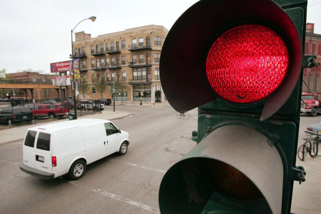 Штраф за проезд на красный свет в 2019 году: размер штрафа, камеры, переезд