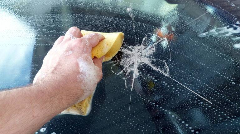 Как убрать трещину на лобовом стекле машины