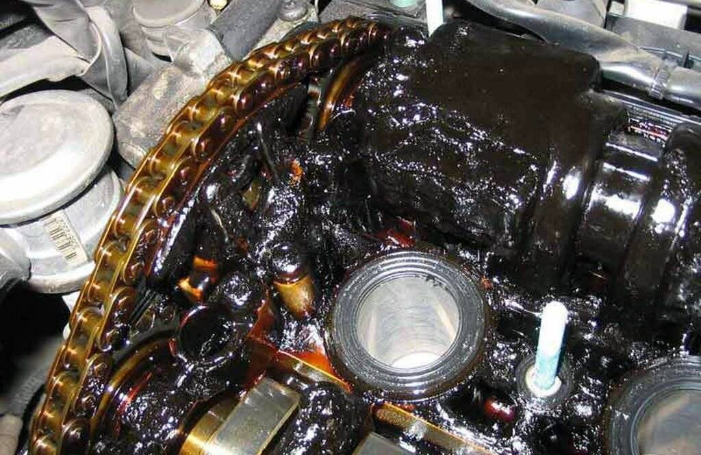 Почему чернеет моторное масло в двигателе - основные причины