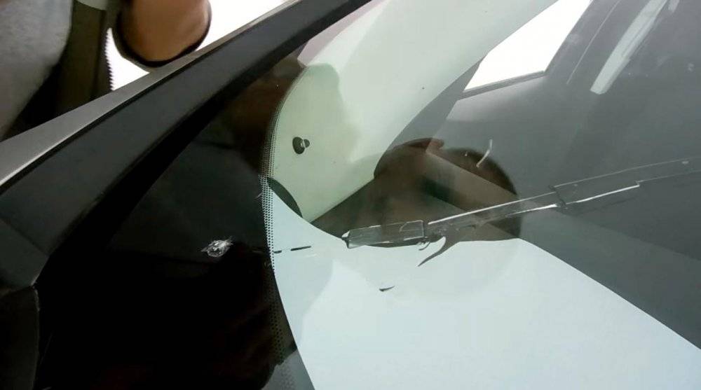 Ремонт трещин и сколов на лобовом стекле авто своими руками