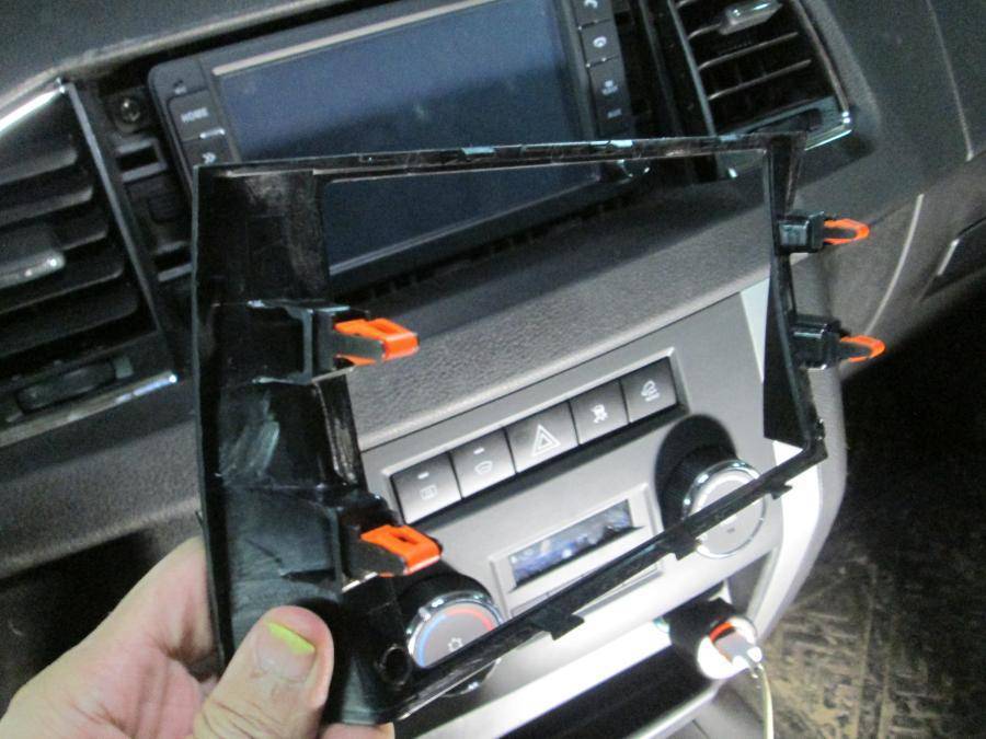 Пошаговое руководство, как снять магнитолу из панели в машине самостоятельно