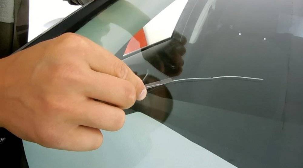 Как остановить трещину на лобовом стекле быстро