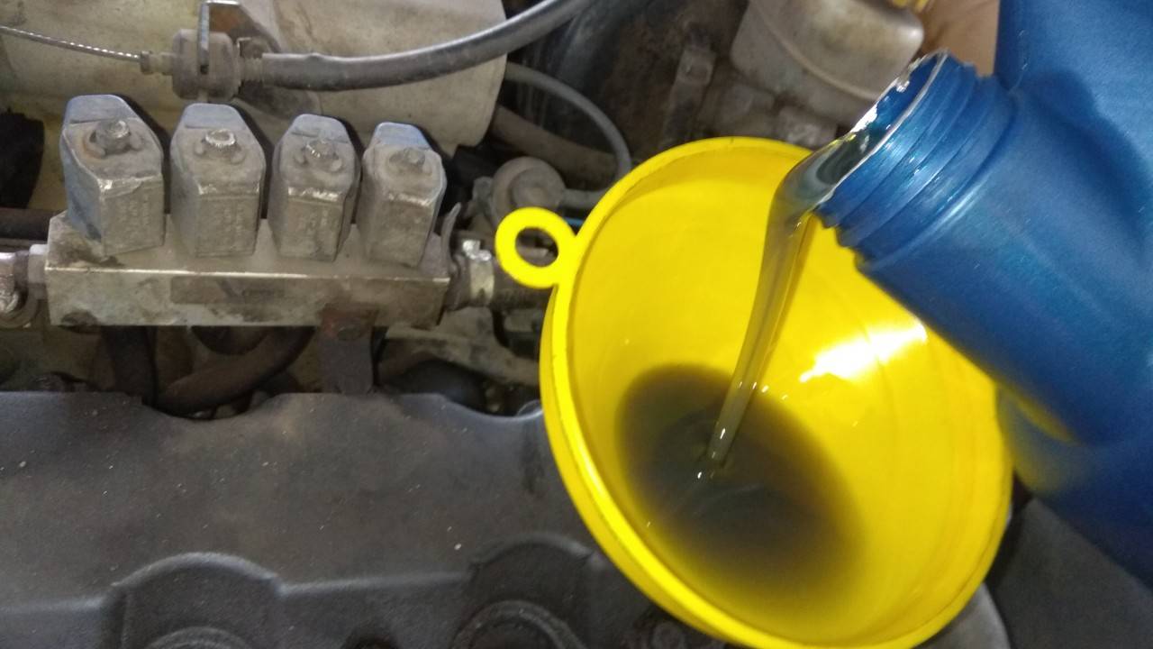 Какое масло лить в шевроле ланос 1.5. сколько масла в двигателе шевроле ланос. оригинальное масло под логотипом gm