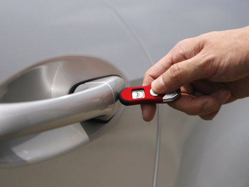 Почему машина бьет током при выходе из машины: как избавиться от статического электричества в автомобиле