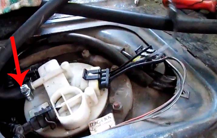 Как слить бензин из бака иномарки или ваз´а с инжектором + видео-инструкция