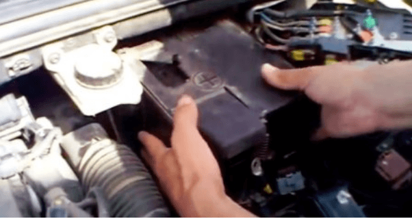 Как снять аккумулятор с автомобиля пежо 308